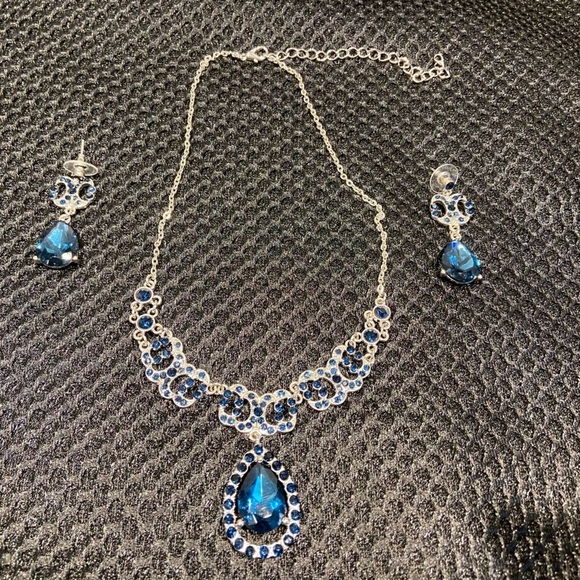 Old Hollywood Style Crystal Teardrop Statement Necklace Dangle Earrings Set - Picture 6 of 12